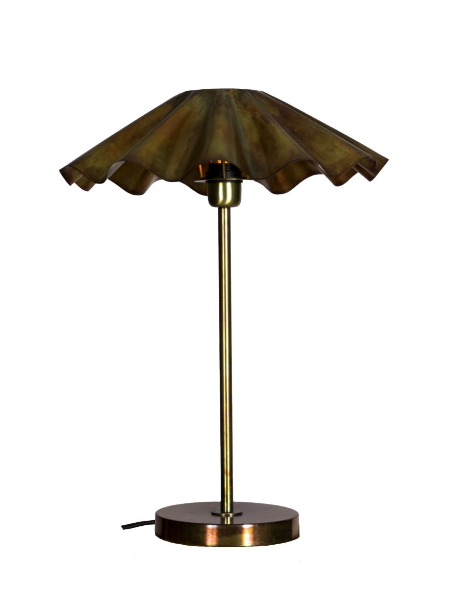 Aira 54cm Messing bordlampe Fra PR Home - Overflaten skimrer i nyanser av bl&aring;tt, gr&oslash;nt og kobber, noe som skaper en livlig effekt som gj&oslash;r hvert m&oslash;bel unikt.