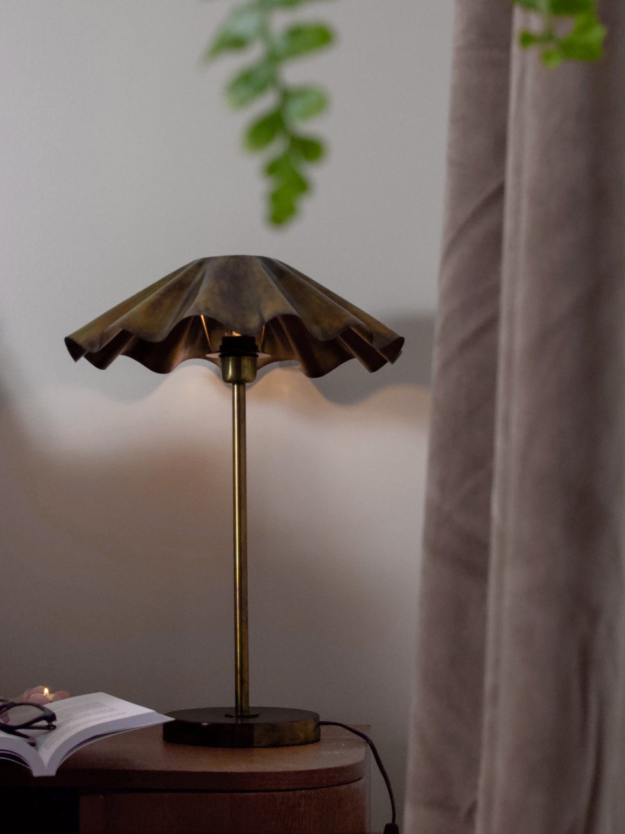 Aira 54cm Messing bordlampe Fra PR Home - Overflaten skimrer i nyanser av bl&aring;tt, gr&oslash;nt og kobber, noe som skaper en livlig effekt som gj&oslash;r hvert m&oslash;bel unikt.