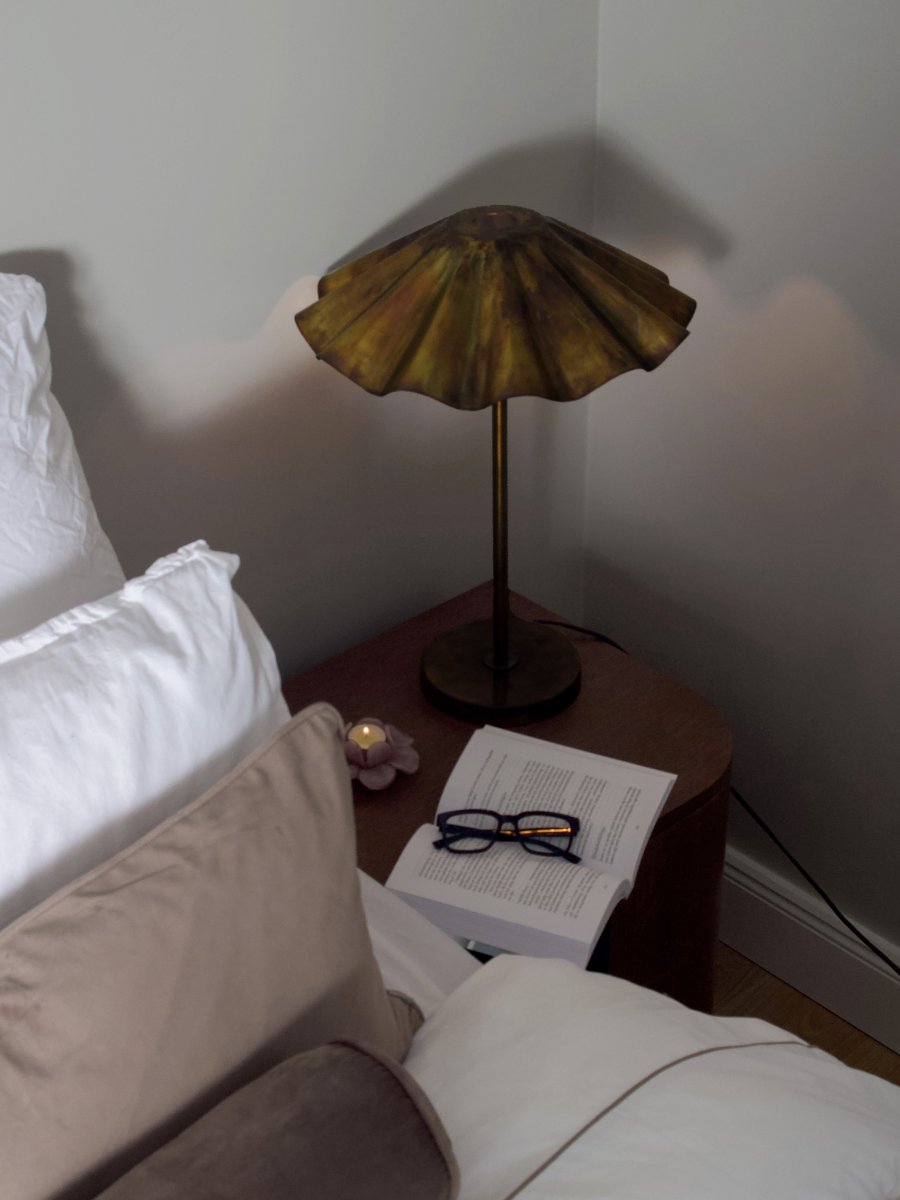 Aira 54cm Messing bordlampe Fra PR Home - Overflaten skimrer i nyanser av bl&aring;tt, gr&oslash;nt og kobber, noe som skaper en livlig effekt som gj&oslash;r hvert m&oslash;bel unikt.
