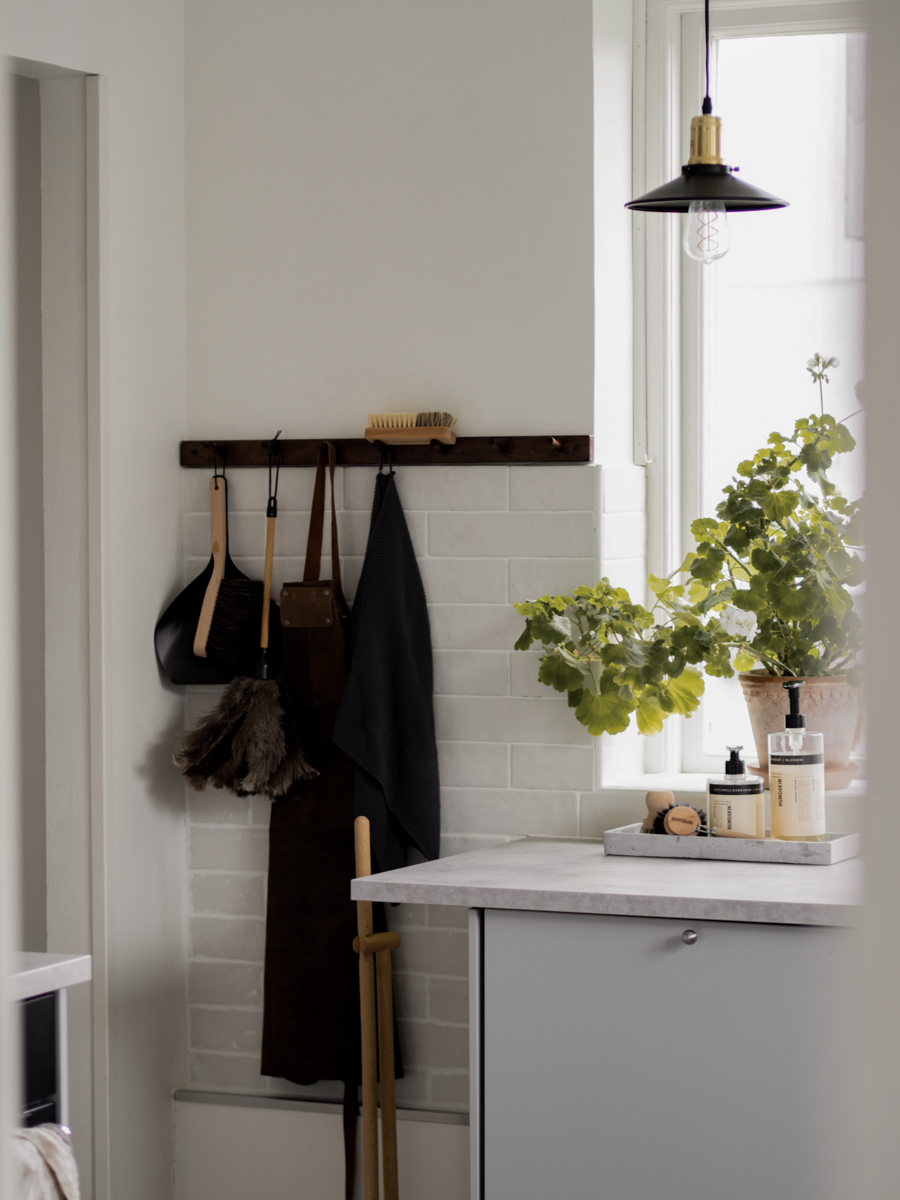 Disc Ø22 Svart vinduslampe Fra Globen Lighting - Den svarte metallskjermen i kombinasjon med messingdetaljene skaper en varm atmosf&aelig;re i rommet.