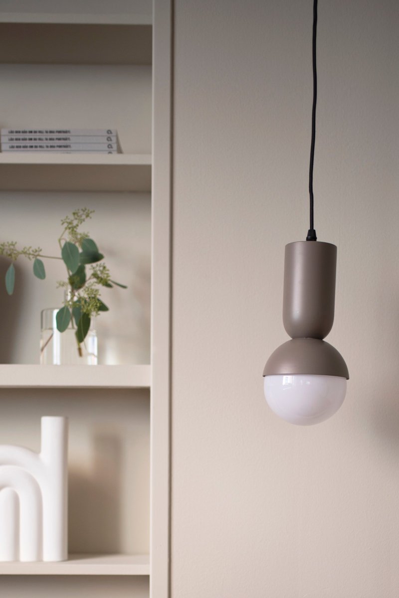 Nero Ø13 Brun Taklampe Fra Globen Lighting - Nero-lampen var fra begynnelsen et forsøk på å kombinere en globus med en oval rørform.