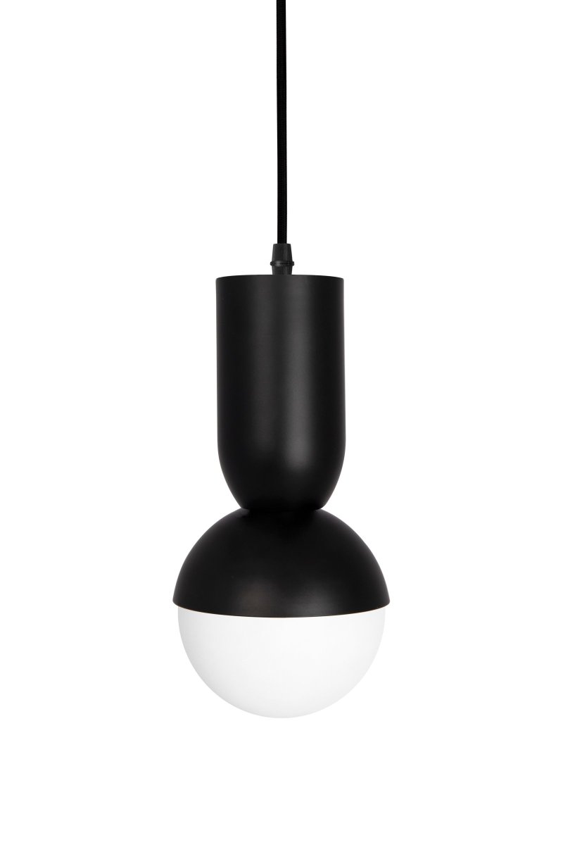 Nero Ø13 Svart Taklampe Fra Globen Lighting - Nero-lampen var fra begynnelsen et fors&oslash;k p&aring; &aring; kombinere en globus med en oval r&oslash;rform.