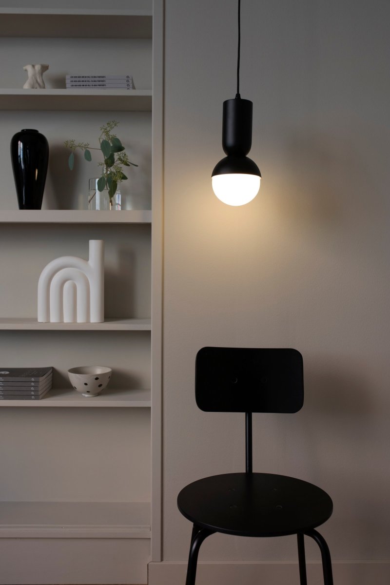 Nero Ø13 Svart Taklampe Fra Globen Lighting - Nero-lampen var fra begynnelsen et fors&oslash;k p&aring; &aring; kombinere en globus med en oval r&oslash;rform.