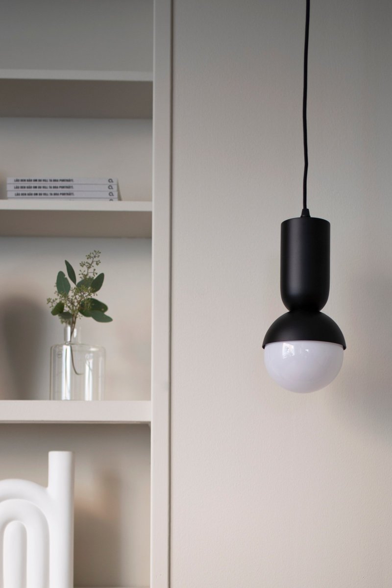 Nero Ø13 Svart Taklampe Fra Globen Lighting - Nero-lampen var fra begynnelsen et fors&oslash;k p&aring; &aring; kombinere en globus med en oval r&oslash;rform.