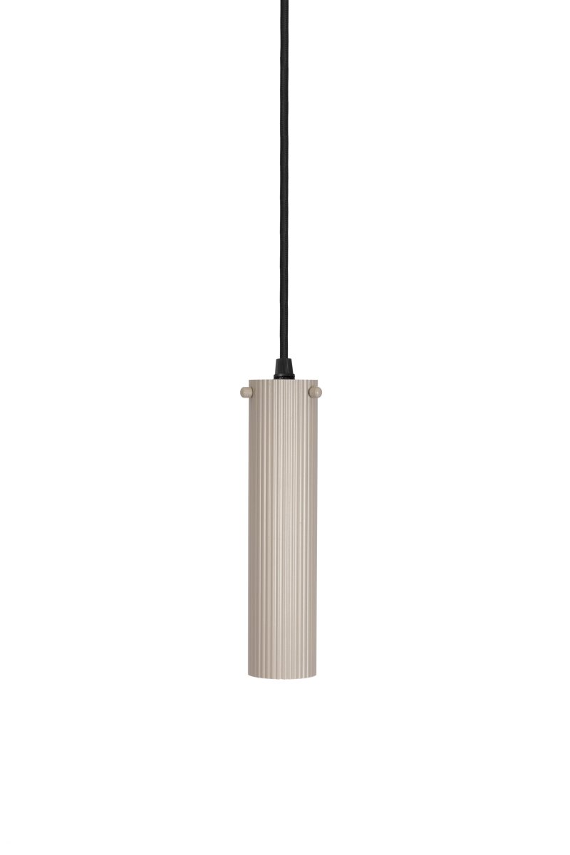 Hubble 22cm Beige vinduslampe Fra Globen Lighting - Lampens uttrykk og lysm&oslash;nster kan enkelt varieres med forskjellige lyskilder: velg en retningsbestemt spot for funksjonell arbeidsbelysning, en liten globe for en moderne f&oslash;lelse eller en st&oslash;rre lyskilde for en stemningsfull atmosf&aelig;re.