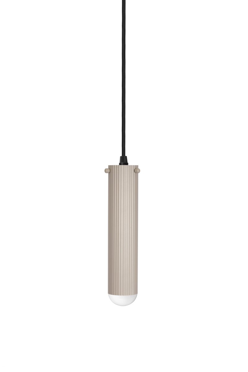 Hubble 22cm Beige vinduslampe Fra Globen Lighting - Lampens uttrykk og lysm&oslash;nster kan enkelt varieres med forskjellige lyskilder: velg en retningsbestemt spot for funksjonell arbeidsbelysning, en liten globe for en moderne f&oslash;lelse eller en st&oslash;rre lyskilde for en stemningsfull atmosf&aelig;re.