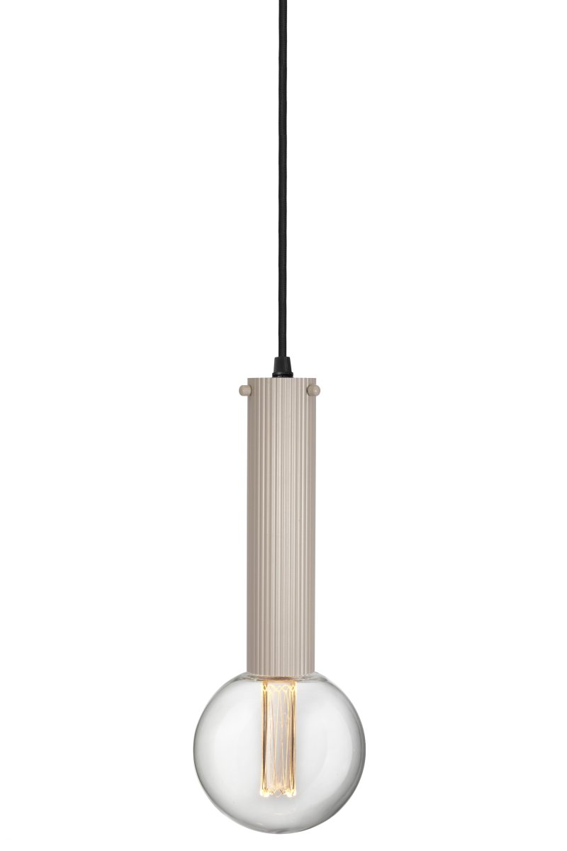 Hubble 22cm Beige vinduslampe Fra Globen Lighting - Lampens uttrykk og lysm&oslash;nster kan enkelt varieres med forskjellige lyskilder: velg en retningsbestemt spot for funksjonell arbeidsbelysning, en liten globe for en moderne f&oslash;lelse eller en st&oslash;rre lyskilde for en stemningsfull atmosf&aelig;re.