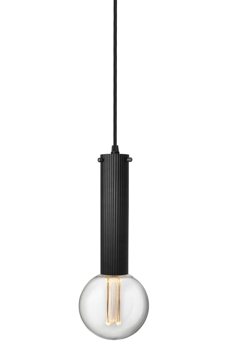 Hubble 22cm Svart vinduslampe Fra Globen Lighting - Lampens uttrykk og lysm&oslash;nster kan enkelt varieres med forskjellige lyskilder: velg en retningsbestemt spot for funksjonell arbeidsbelysning, en liten globe for en moderne f&oslash;lelse eller en st&oslash;rre lyskilde for en stemningsfull atmosf&aelig;re.