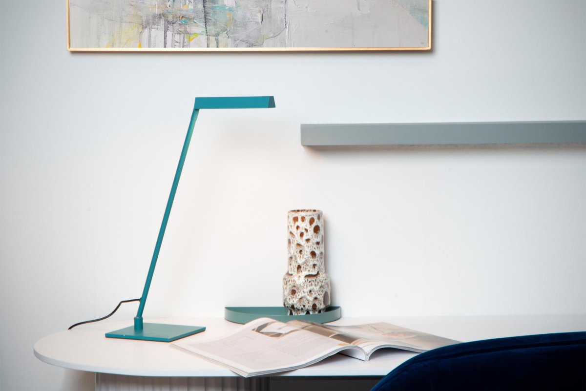 Lavale 42cm Turkis skrivebordslampe Fra Lucide - Lavale er også&aring; utstyrt med varmt hvitt lys, som du enkelt kan justere til ønsket intensitet ved hjelp av berøringssensoren på lampen.