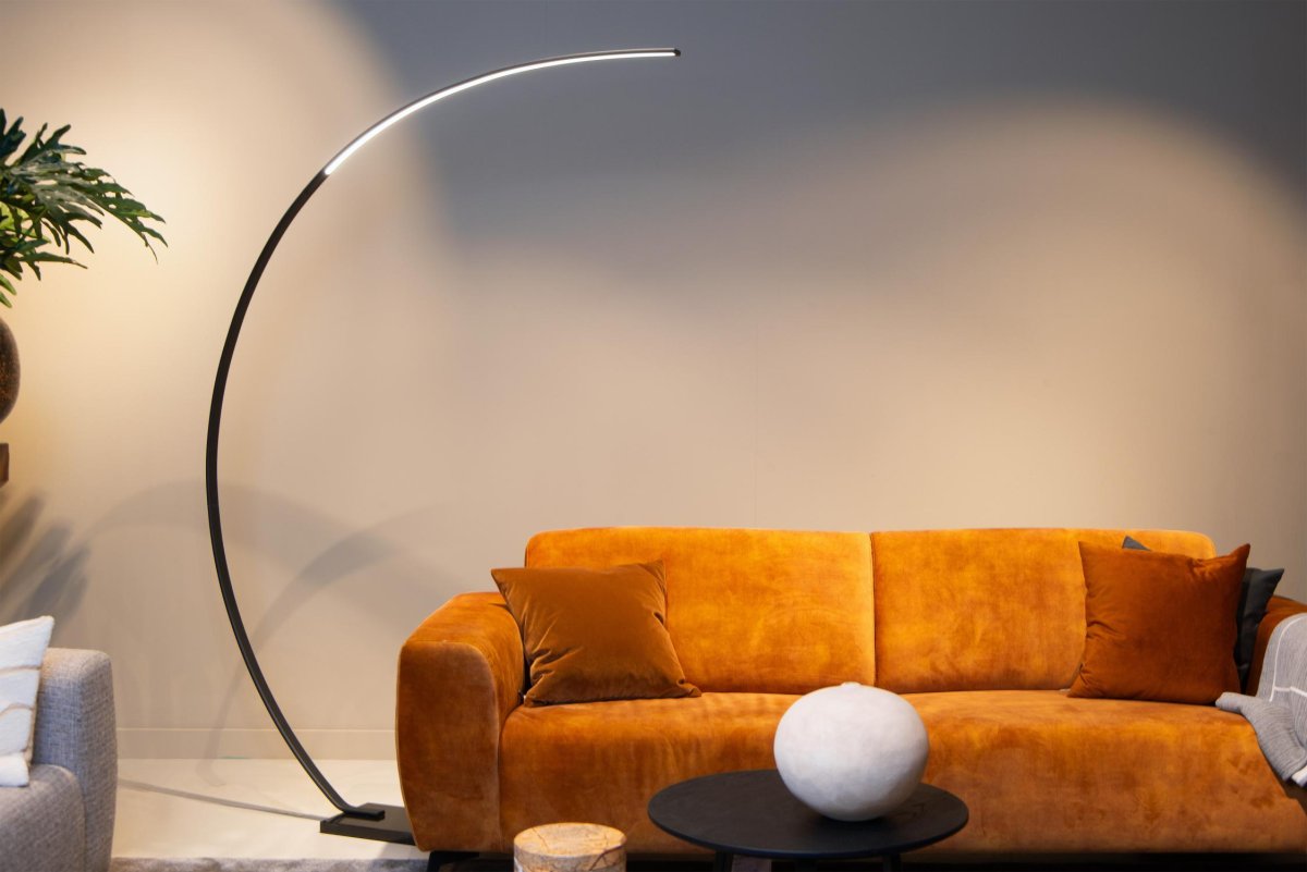 Curve Svart gulvlampe Fra Lucide - Denne buede pendellampen er b&aring;de grasi&oslash;s og sensuell og vil raskt bli et blikkfang i hjemmet ditt.