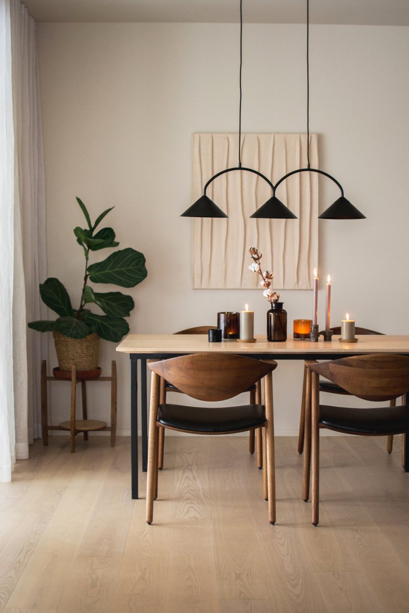 Curve 95cm Svart Taklampe Fra Globen Lighting - Pendelen er laget av mattlakkert metall med tre skjermer og leveres med to tekstilledninger på 200 cm og en matchende takkopp.