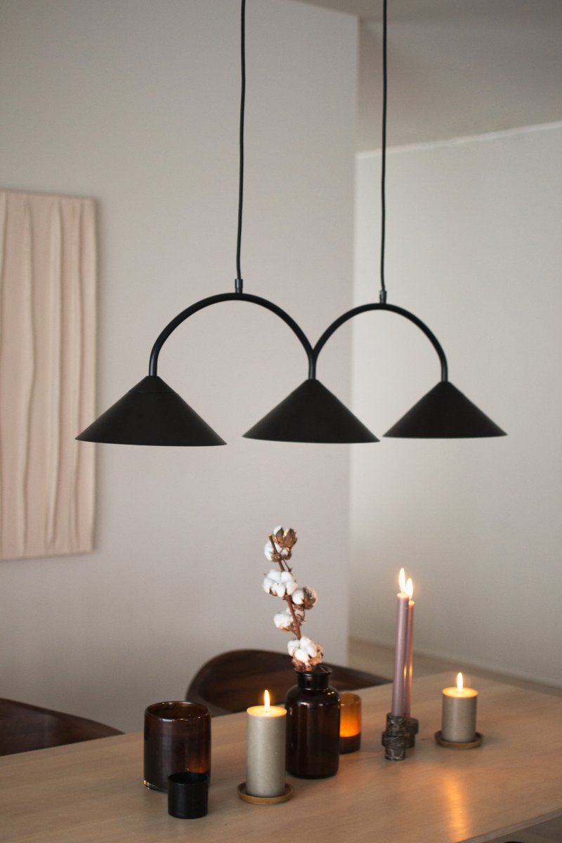 Curve 95cm Svart Taklampe Fra Globen Lighting - Pendelen er laget av mattlakkert metall med tre skjermer og leveres med to tekstilledninger på 200 cm og en matchende takkopp.