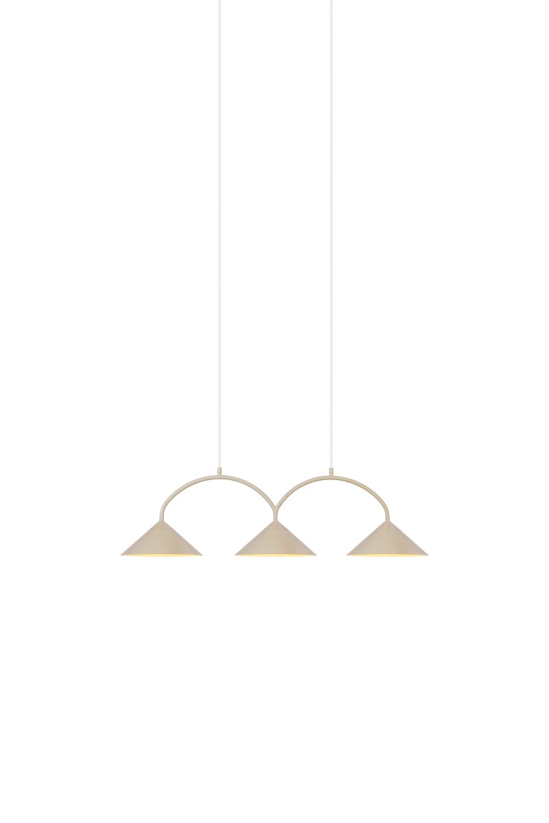 Curve 95cm Beige Taklampe Fra Globen Lighting - Pendelen er laget av mattlakkert metall med tre skjermer og leveres med to tekstilledninger på 200 cm og en matchende takkopp.