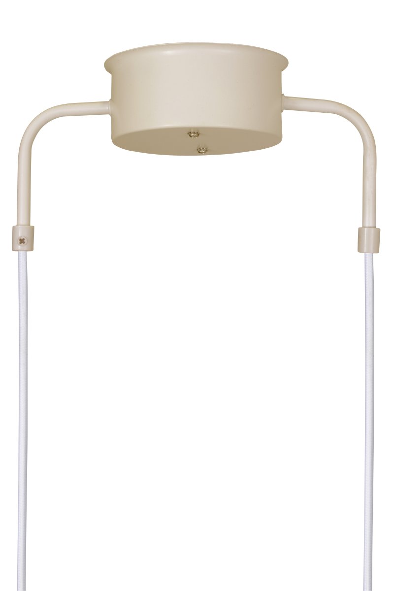 Curve 95cm Beige Taklampe Fra Globen Lighting - Pendelen er laget av mattlakkert metall med tre skjermer og leveres med to tekstilledninger på 200 cm og en matchende takkopp.
