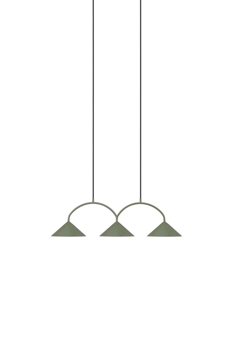 Curve 95cm Mosegrønn Taklampe Fra Globen Lighting - Pendelen er laget av mattlakkert metall med tre skjermer og leveres med to tekstilledninger på 200 cm og en matchende takkopp.