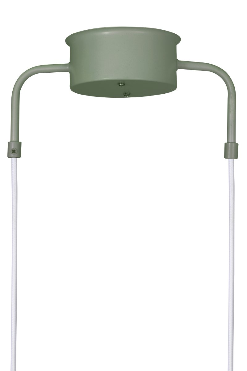 Curve 95cm Mosegrønn Taklampe Fra Globen Lighting - Pendelen er laget av mattlakkert metall med tre skjermer og leveres med to tekstilledninger på 200 cm og en matchende takkopp.