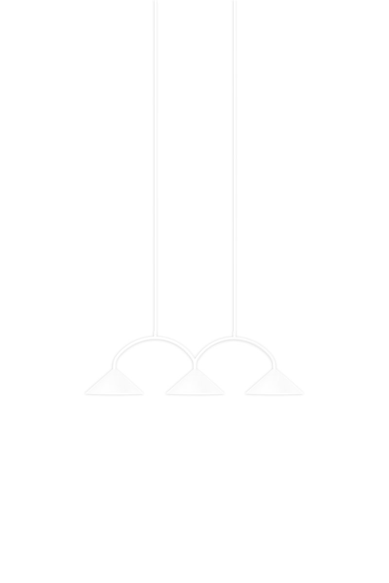 Curve 95cm Hvit Taklampe Fra Globen Lighting - Pendelen er laget av mattlakkert metall med tre skjermer og leveres med to tekstilledninger på 200 cm og en matchende takkopp.