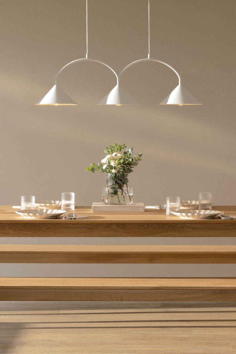 Curve 95cm Hvit Taklampe Fra Globen Lighting - Pendelen er laget av mattlakkert metall med tre skjermer og leveres med to tekstilledninger på 200 cm og en matchende takkopp.