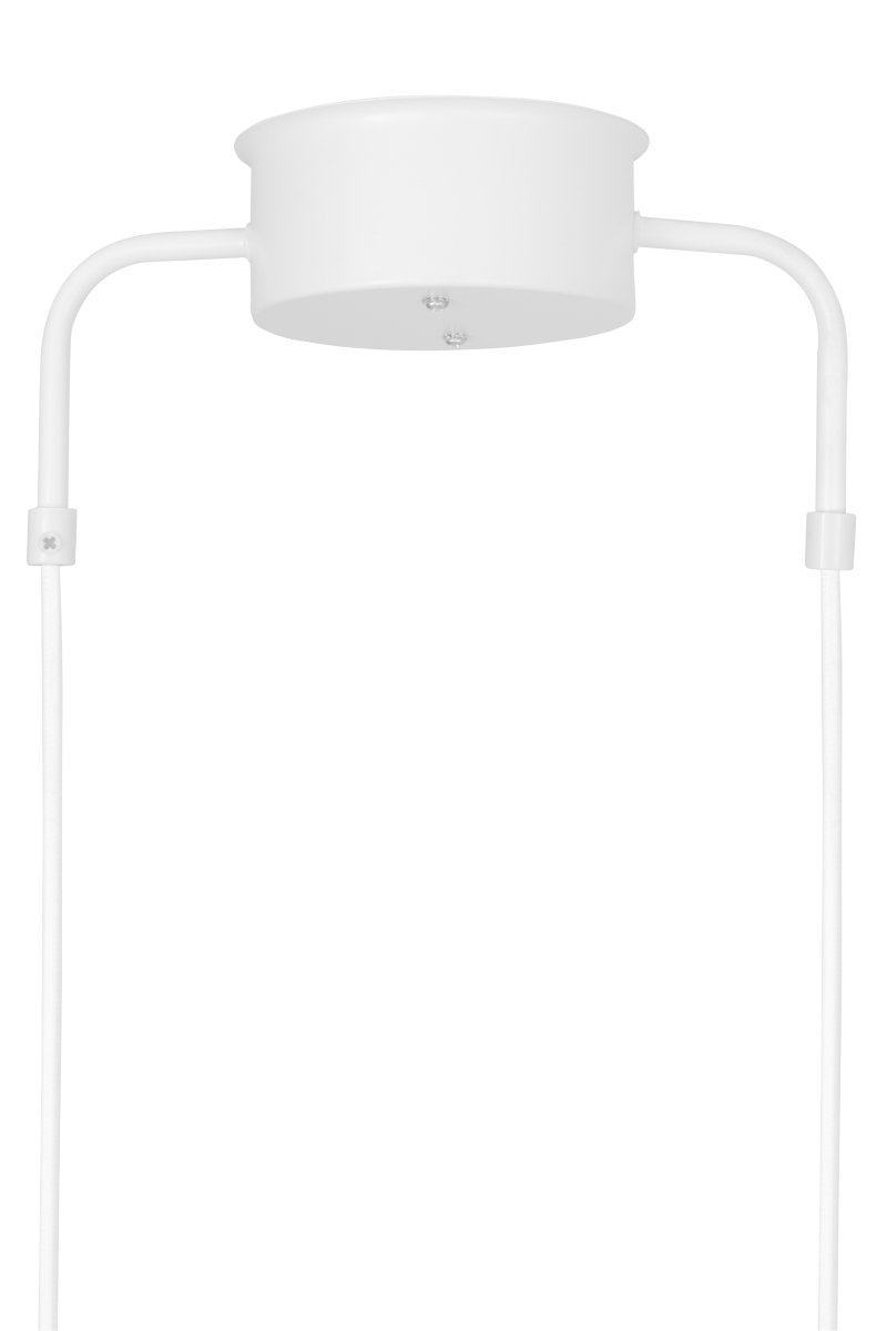 Curve 95cm Hvit Taklampe Fra Globen Lighting - Pendelen er laget av mattlakkert metall med tre skjermer og leveres med to tekstilledninger på 200 cm og en matchende takkopp.