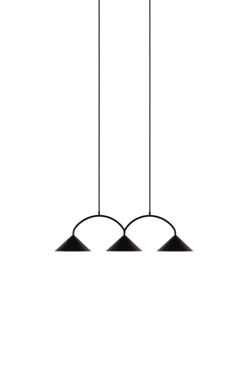 Curve 95cm Svart Taklampe Fra Globen Lighting - Pendelen er laget av mattlakkert metall med tre skjermer og leveres med to tekstilledninger på 200 cm og en matchende takkopp.