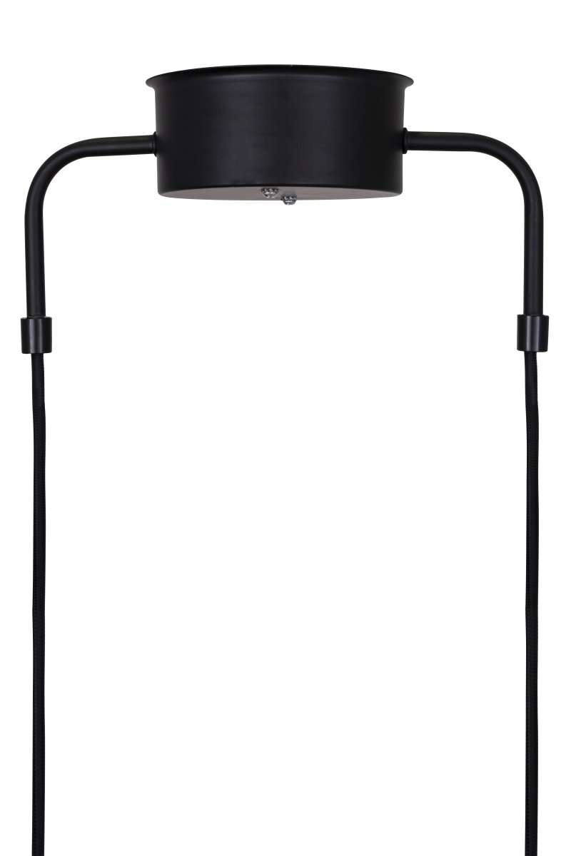 Curve 95cm Svart Taklampe Fra Globen Lighting - Pendelen er laget av mattlakkert metall med tre skjermer og leveres med to tekstilledninger på 200 cm og en matchende takkopp.