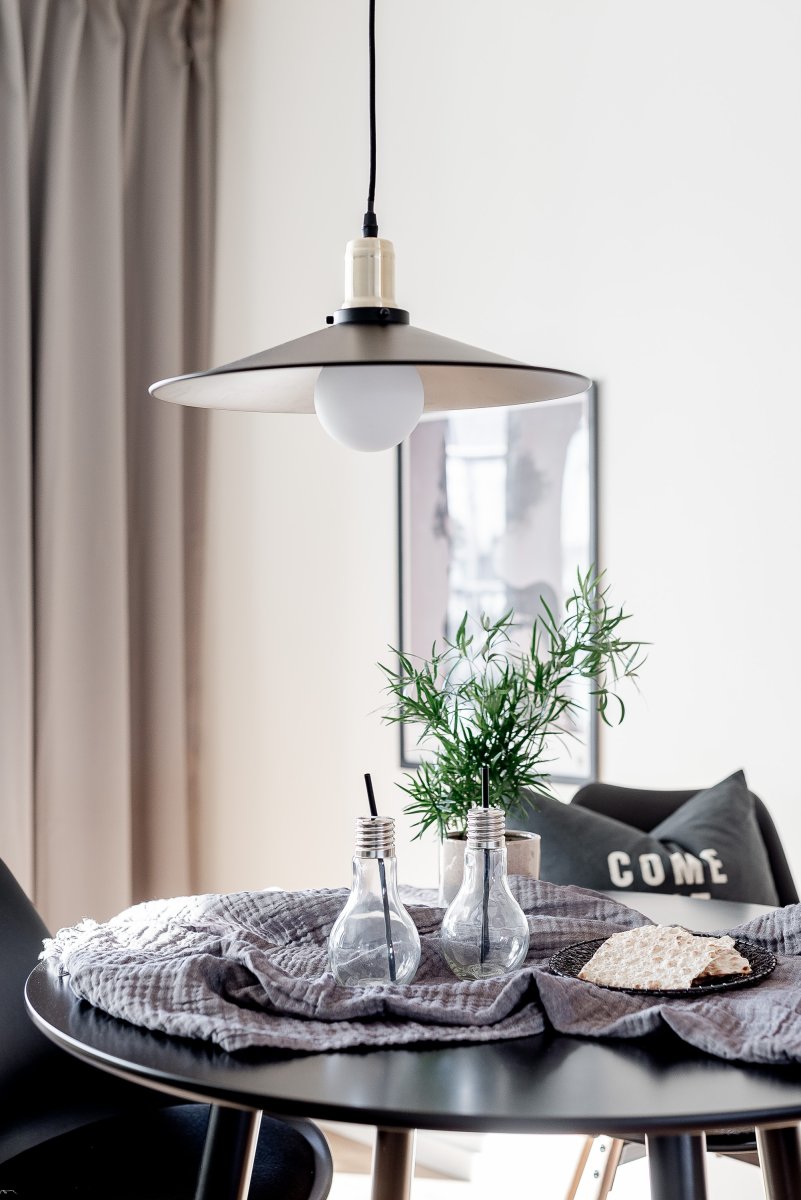 Disc Ø40 Svart Taklampe Fra Globen Lighting - Lampen er utstyrt med en 120 cm lang tekstilledning og en svart takkopp i plast.