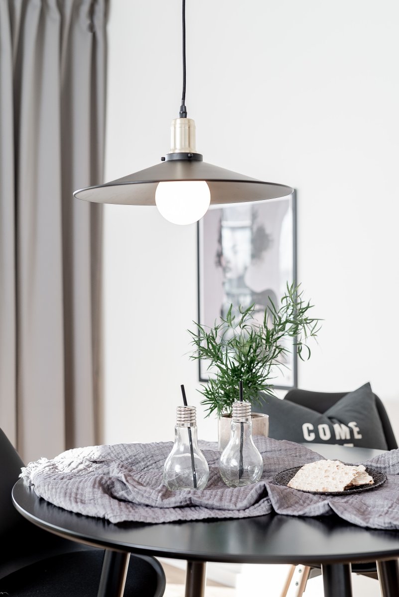 Disc Ø40 Svart Taklampe Fra Globen Lighting - Lampen er utstyrt med en 120 cm lang tekstilledning og en svart takkopp i plast.