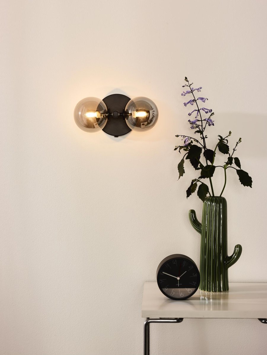 Tycho 22cm Røykfarget vegglampe Fra Lucide - For å skape den rette atmosfæren for enhver anledning, koble Tycho til en dimmer.