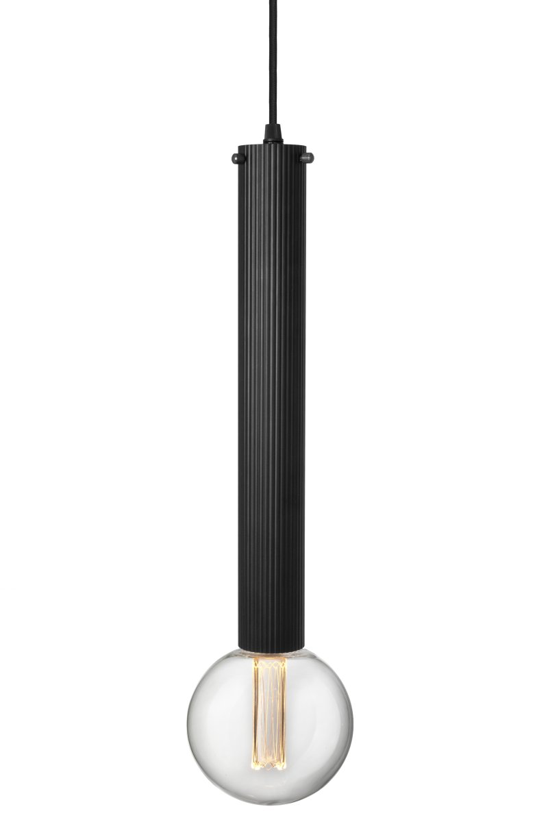Hubble 38cm Svart vinduslampe Fra Globen Lighting - Lampens uttrykk og lysmønster kan enkelt varieres med forskjellige lyskilder: velg en retningsbestemt spot for funksjonell arbeidsbelysning, en liten globe for en moderne følelse eller en større lyskilde for en stemningsfull atmosfære.