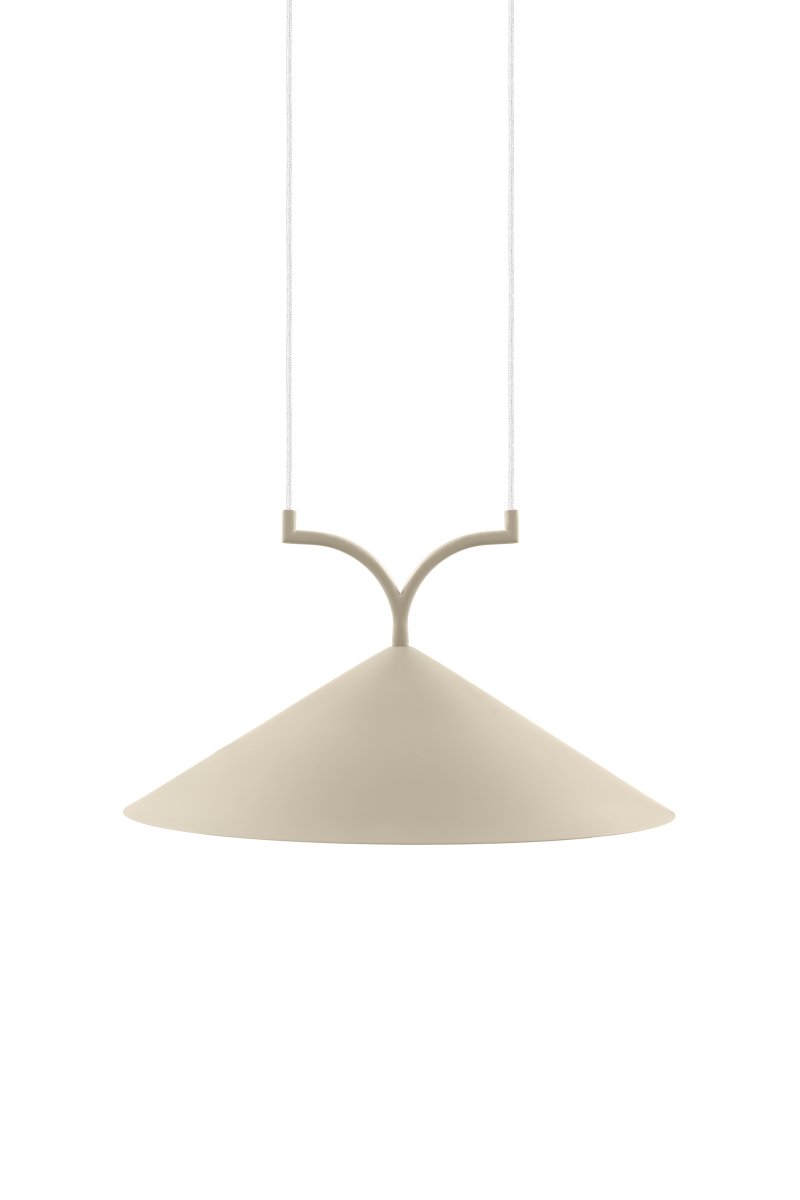 Curve Ø50 Beige Taklampe Fra Globen Lighting - Laget av mattlakkert metall med to 120 cm tekstilledninger og matchende takkopp i metall.