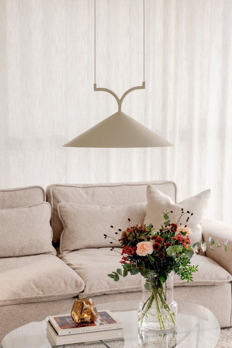 Curve Ø50 Beige Taklampe Fra Globen Lighting - Laget av mattlakkert metall med to 120 cm tekstilledninger og matchende takkopp i metall.