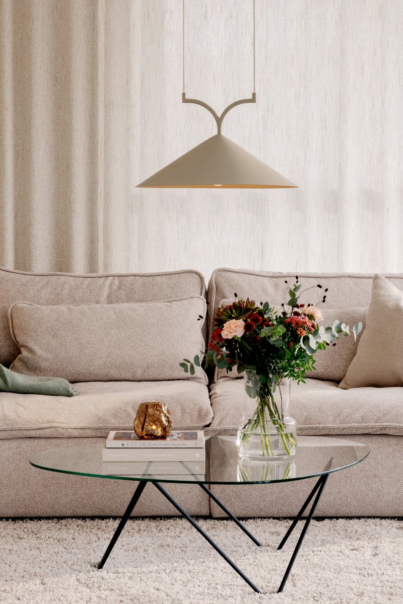 Curve Ø50 Beige Taklampe Fra Globen Lighting - Laget av mattlakkert metall med to 120 cm tekstilledninger og matchende takkopp i metall.