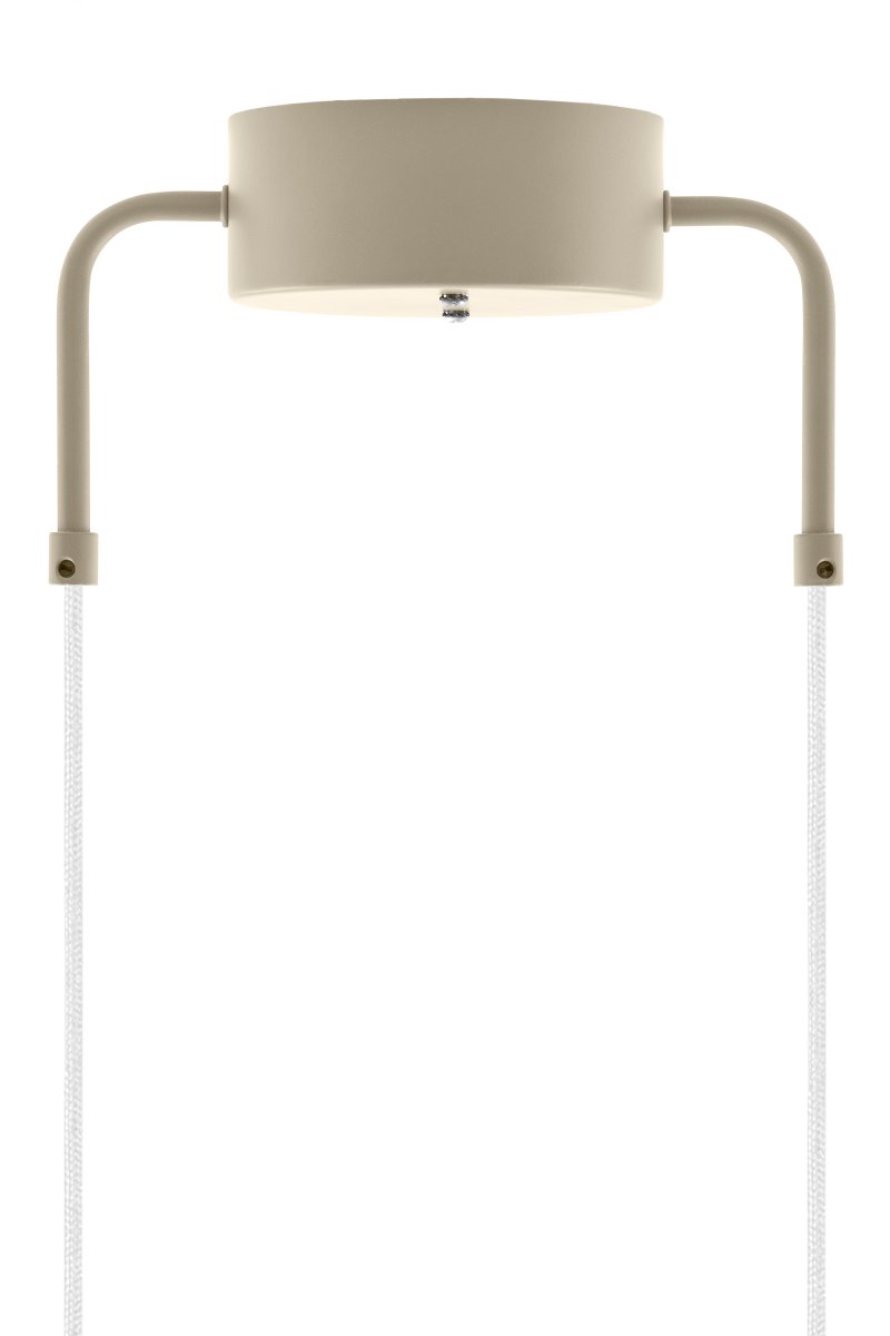 Curve Ø50 Beige Taklampe Fra Globen Lighting - Laget av mattlakkert metall med to 120 cm tekstilledninger og matchende takkopp i metall.