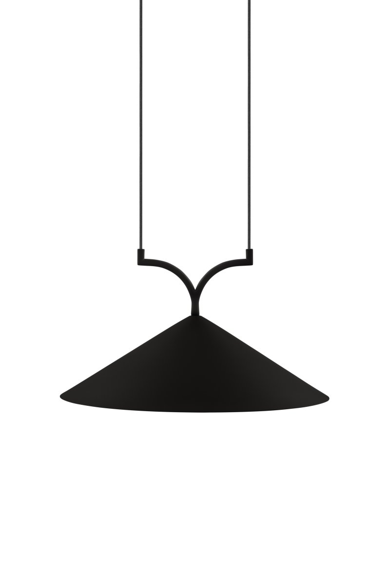 Curve Ø50 Svart Taklampe Fra Globen Lighting - Laget av mattlakkert metall med to 120 cm tekstilledninger og matchende takkopp i metall.