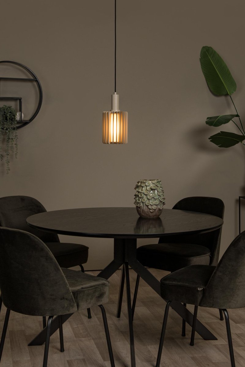 Lambres Ø15 Taupe Taklampe Fra Lucide - Det sylindriske anhenget har en ramme av fine metallribber som omslutter en kuppel av frostet glass, og skaper et mykt, diffust varmt hvitt lys.