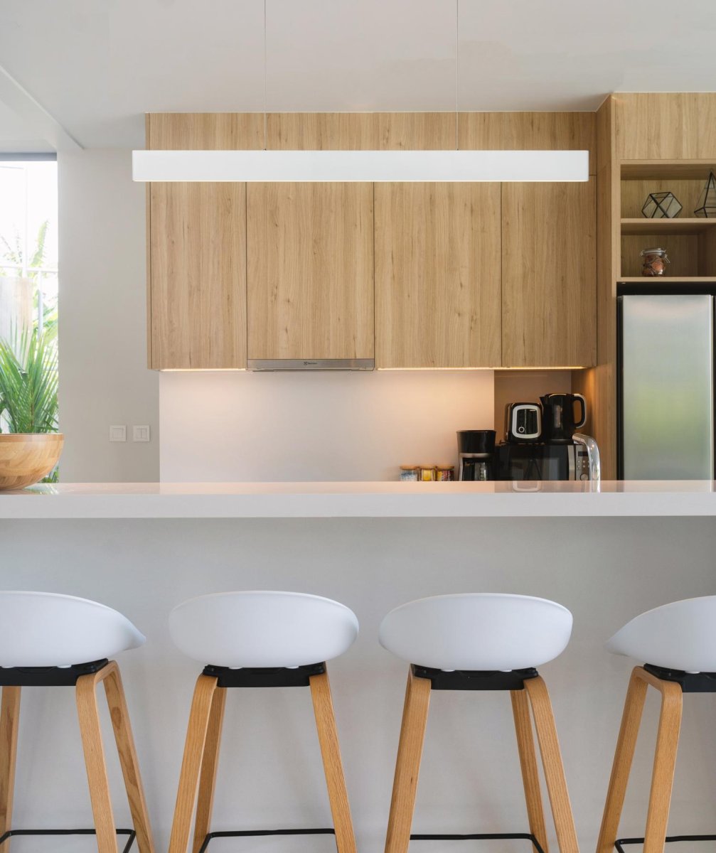 Raya Led 120cm Hvit Taklampe Fra Lucide - Raya LED er en moderne pendel med en elegant og lang silhuett.