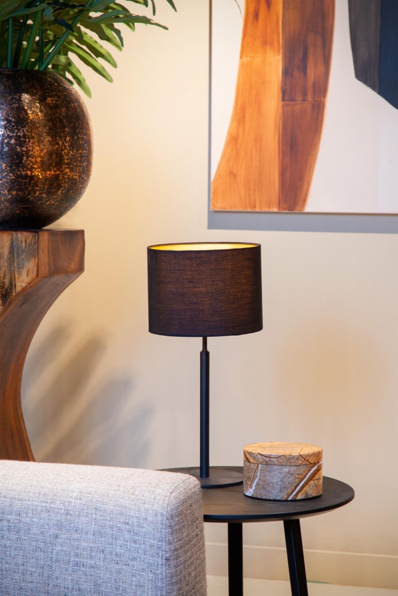 Maya 50cm Svart bordlampe Fra Lucide - Med en h&oslash;yde p&aring; 50 centimeter og en diameter p&aring; 26 centimeter er Maya den perfekte gulvlampen ved siden av sofaen eller p&aring;; skrivebordet.