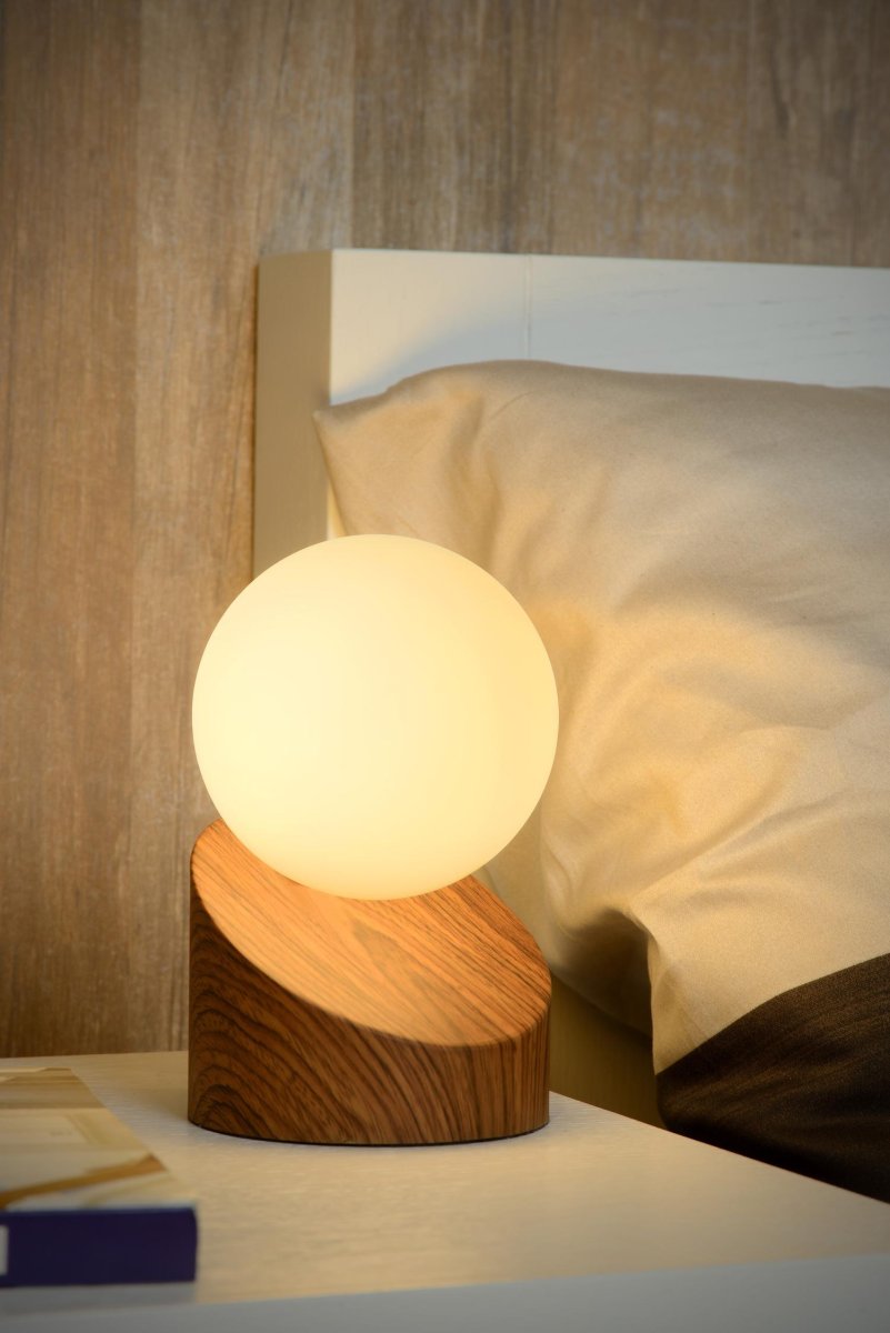Len 16cm Tre bordlampe Fra Lucide - Glasskulen sprer lyset jevnt og gir tilstrekkelig belysning i alle rom.