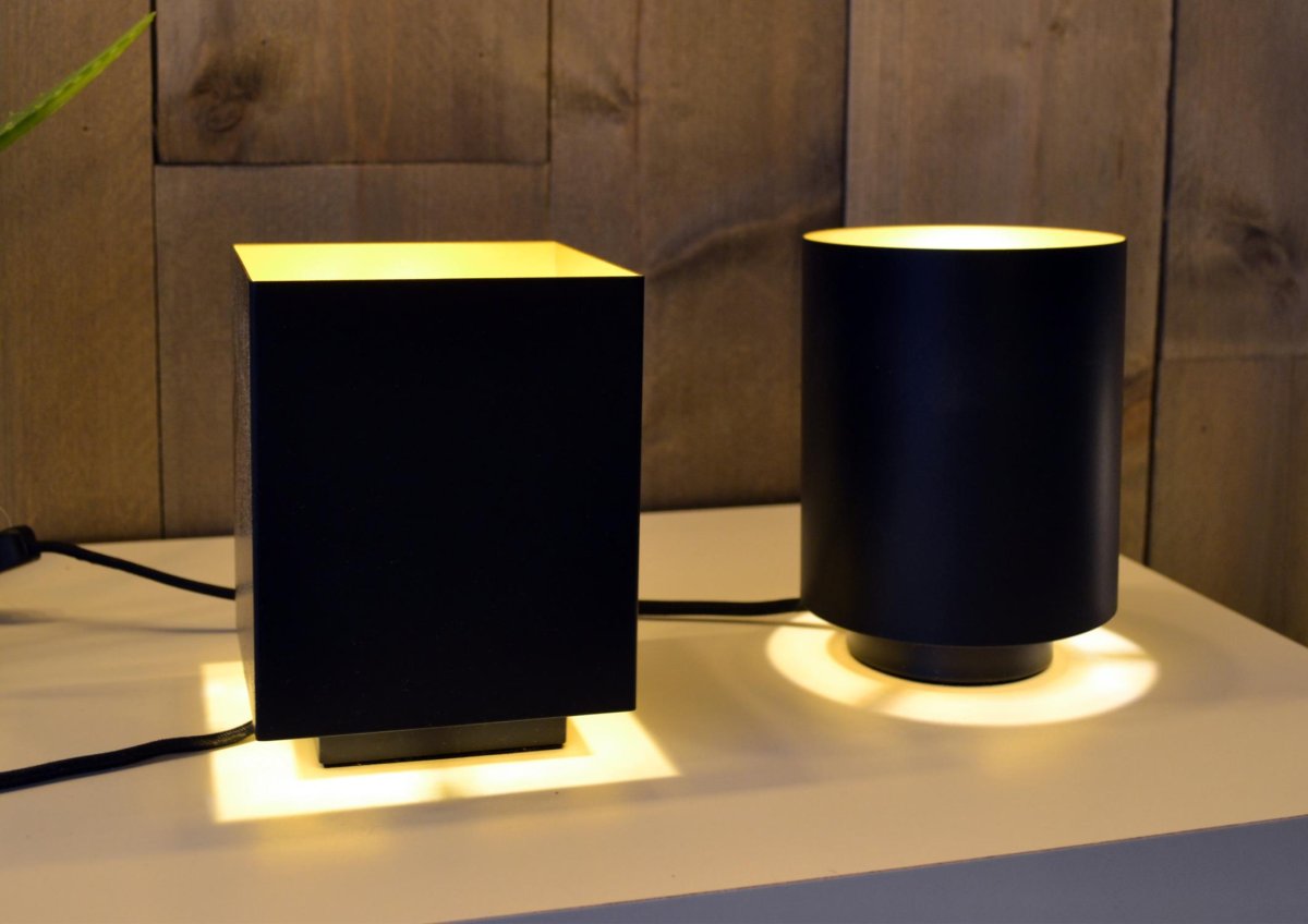 Suzy 16cm Svart bordlampe Fra Lucide - Laget av svart, høykvalitets metall med et matt gull interiør, utstråler hun en varm og atmosfærisk atmosfære.