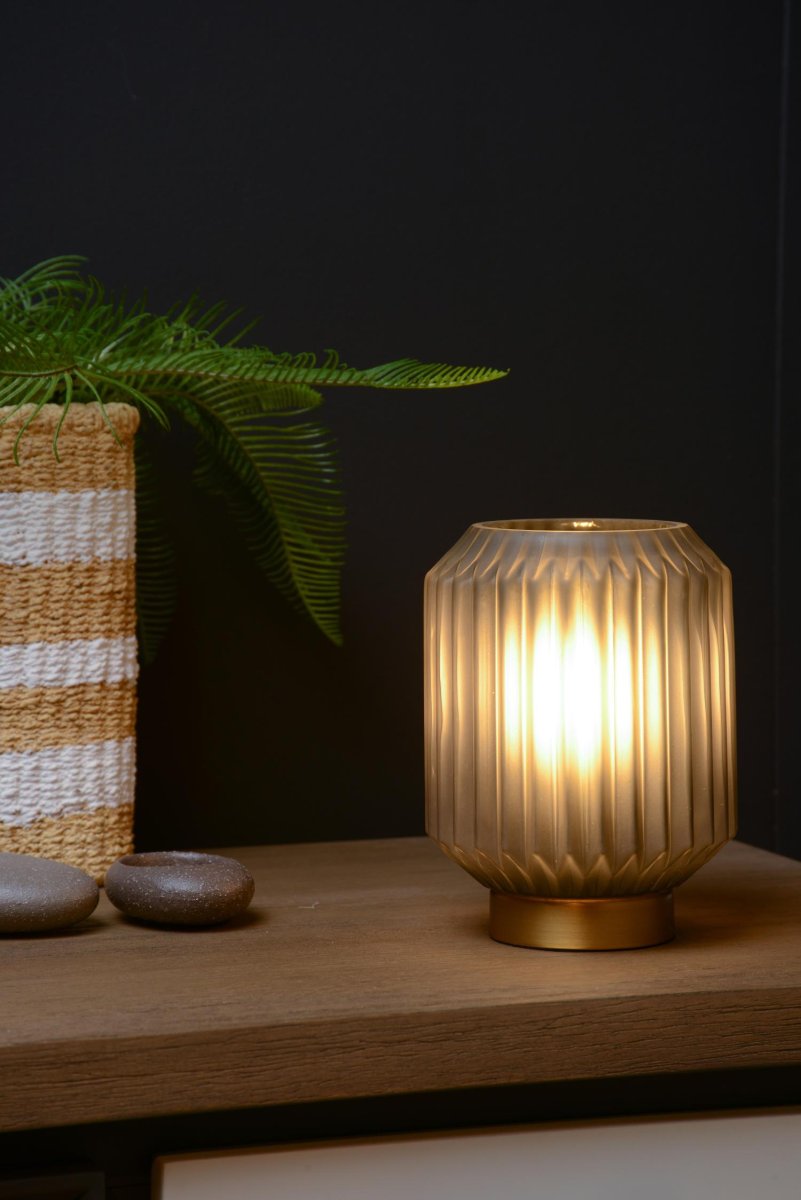 Sueno 17cm Grå bordlampe Fra Lucide - Med en bredde p&aring; P&aring; i underkant av 13 centimeter tar Sueno akkurat passe mye plass p&aring;; vindusruten.