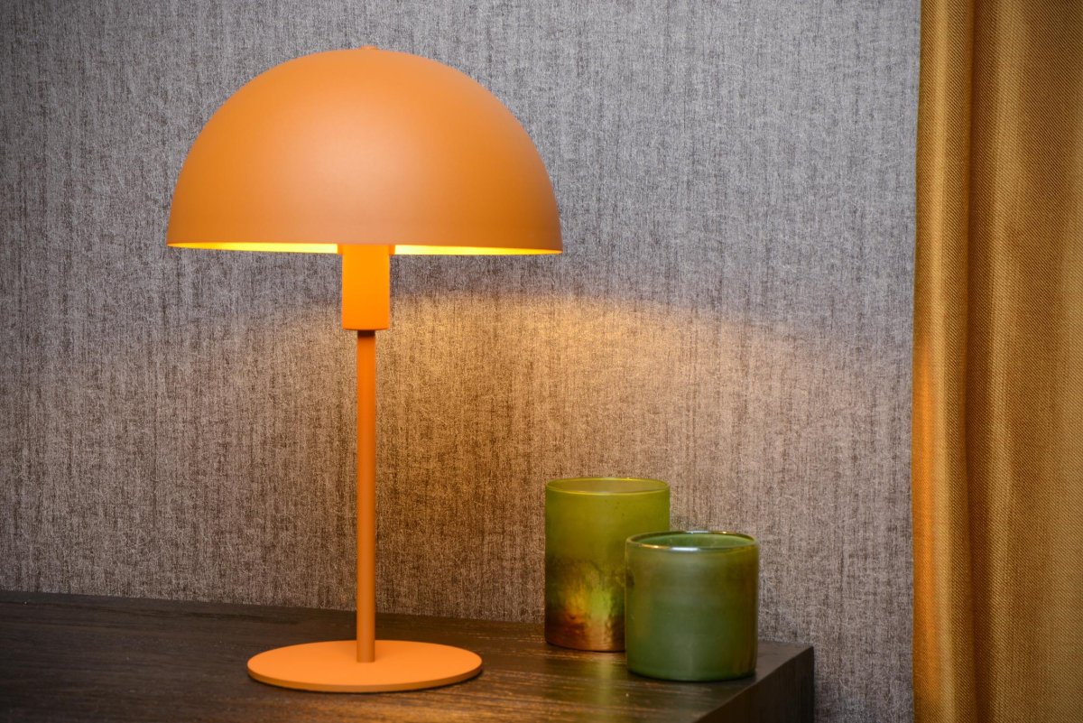 Siemon 40cm Oransje bordlampe Fra Lucide - Siemon kombinerer et snev av retro med en moderne f&oslash;lelse &ndash; tv&aring; perfekte ingredienser for en vellykket bordlampe i stuen eller soverommet.