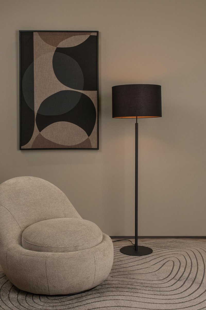 Maya Svart gulvlampe Fra Lucide - Med en høyde på 150 centimeter og en diameter på På 45 centimeter er Maya perfekt som leselampe ved siden av sofaen eller som ekstra lyskilde i hallen.