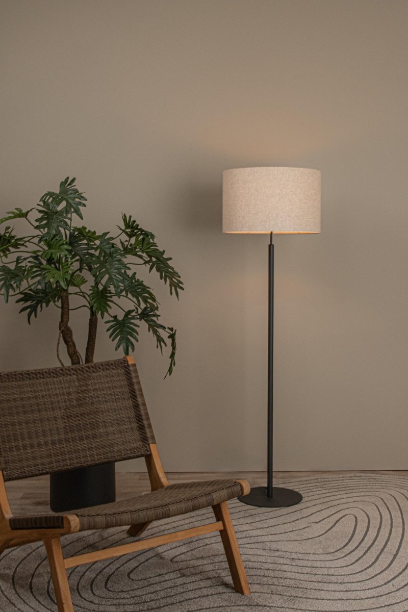 Maya Krem gulvlampe Fra Lucide - Med en h&oslash;yde p&aring; 150 centimeter og en diameter p&aring; P&aring; 45 centimeter er Maya perfekt som leselampe ved siden av sofaen eller som ekstra lyskilde i hallen.