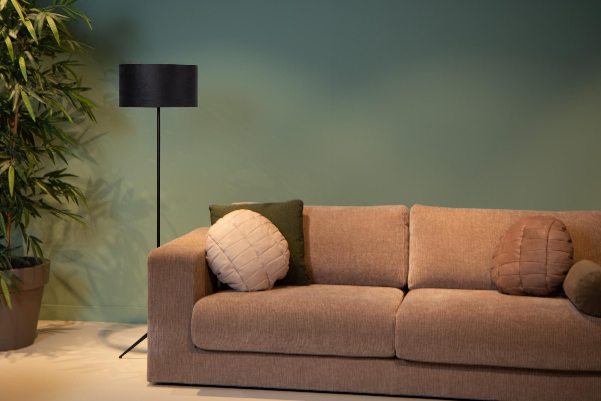 Tondo Svart gulvlampe Fra Lucide - Så elegant som en ballerina p&aring; t&aring;, står gulvlampen Tondo stolt på metallfoten.