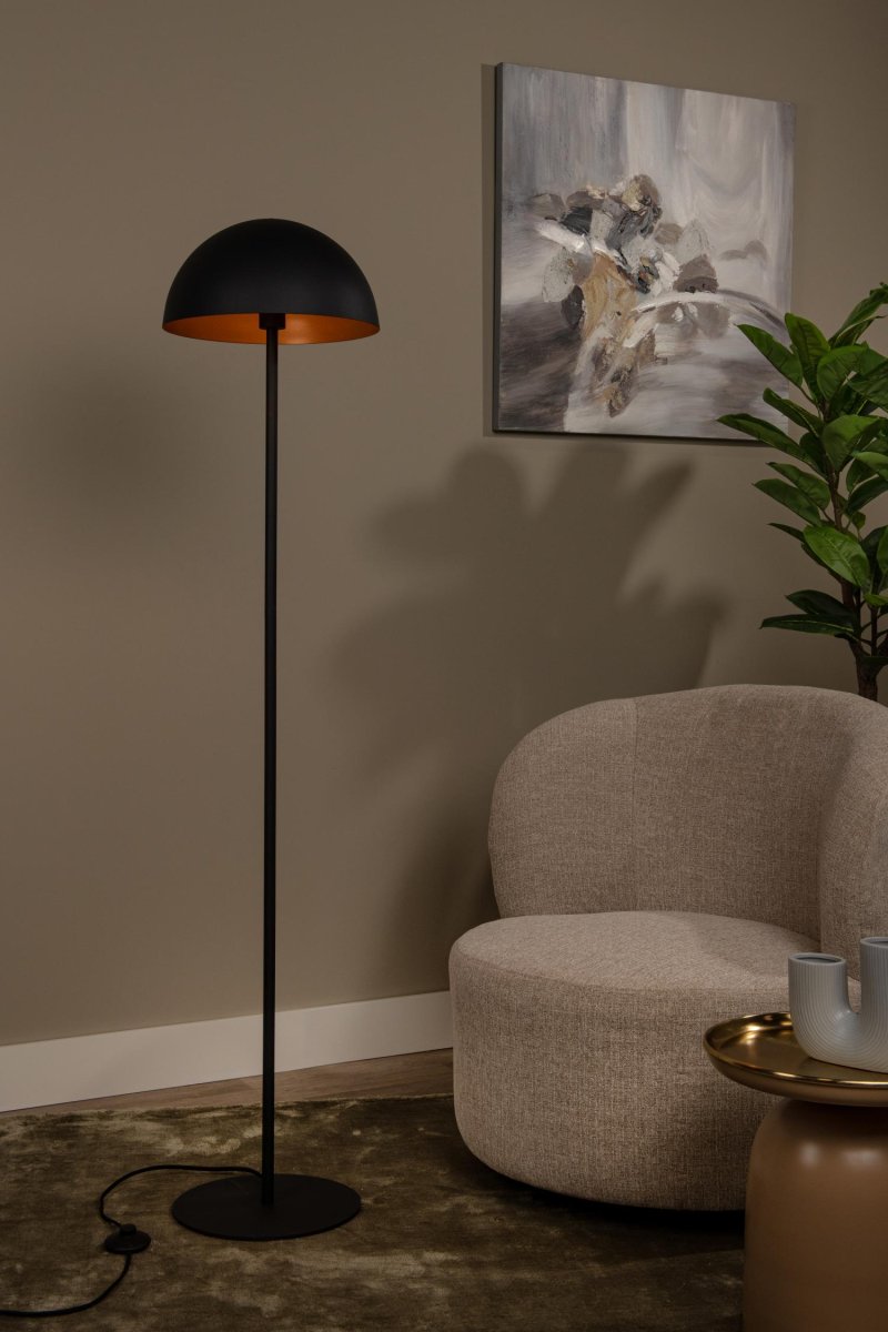 Siemon Svart gulvlampe Fra Lucide - Lyskilden sitter i midten av den halvsirkulære lampeskjermen, og lyset reflekteres lett langs skjermens vegger, og skaper en varm og innbydende atmosfære.