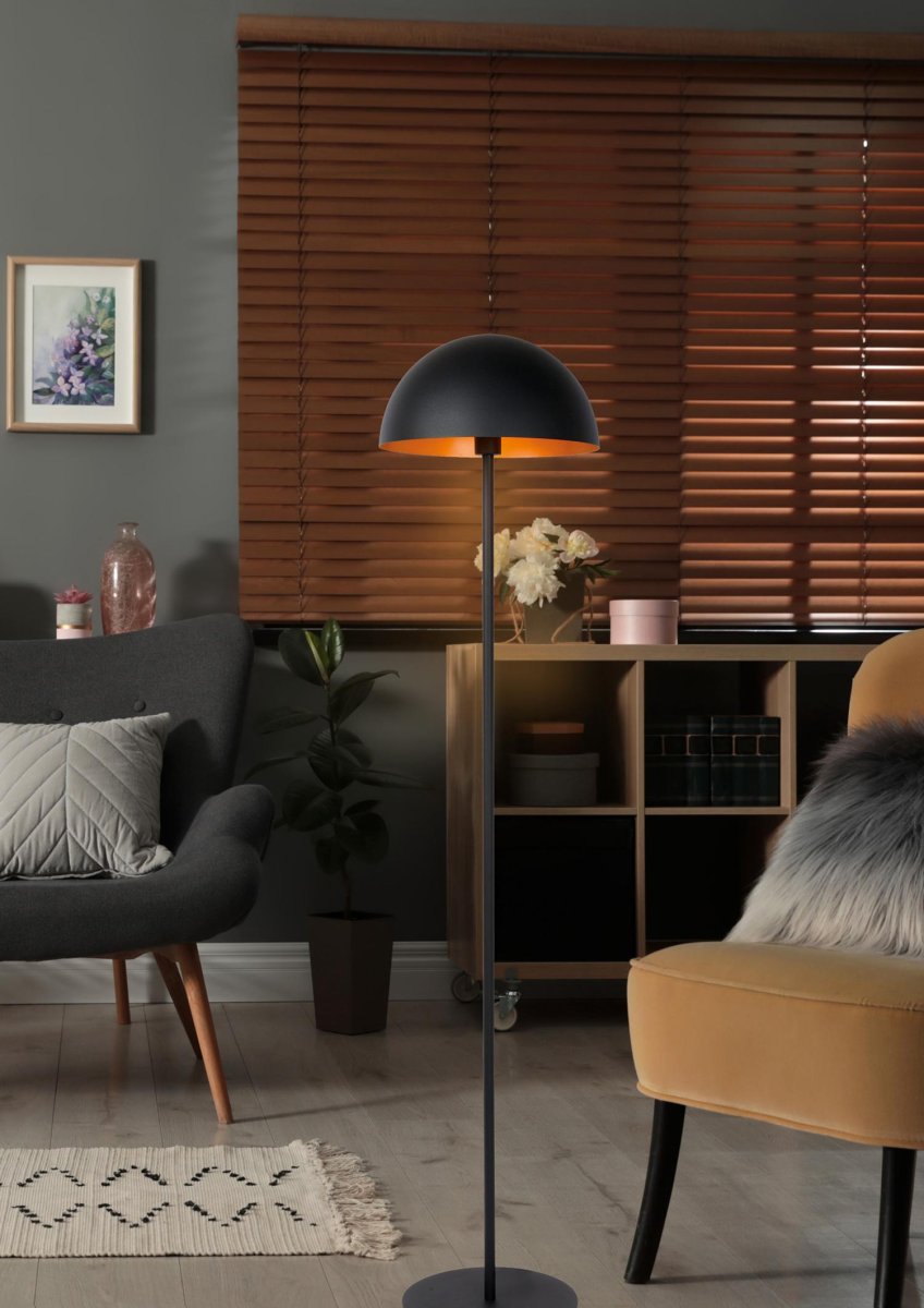 Siemon Svart gulvlampe Fra Lucide - Lyskilden sitter i midten av den halvsirkulære lampeskjermen, og lyset reflekteres lett langs skjermens vegger, og skaper en varm og innbydende atmosfære.