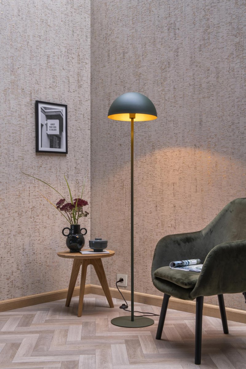 Siemon Grønn gulvlampe Fra Lucide - Lyskilden sitter i midten av den halvsirkulære lampeskjermen, og lyset reflekteres lett langs skjermens vegger, og skaper en varm og innbydende atmosfære.