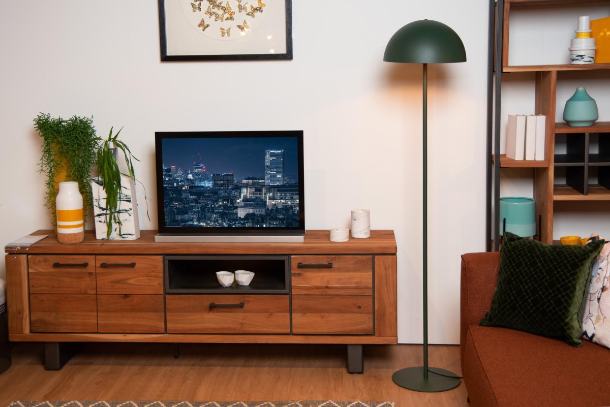 Siemon Grønn gulvlampe Fra Lucide - Lyskilden sitter i midten av den halvsirkulære lampeskjermen, og lyset reflekteres lett langs skjermens vegger, og skaper en varm og innbydende atmosfære.