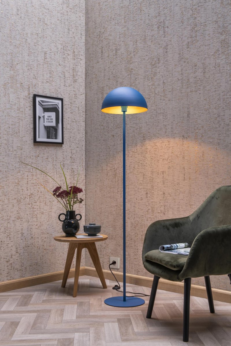 Siemon Blå gulvlampe Fra Lucide - Lyskilden sitter i midten av den halvsirkulære lampeskjermen, og lyset reflekteres lett langs skjermens vegger, og skaper en varm og innbydende atmosfære.