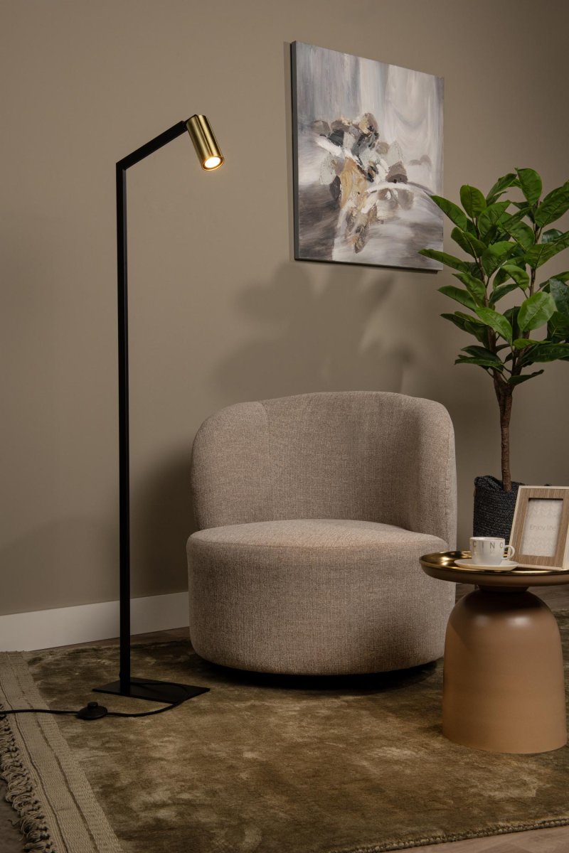 Sybil Svart gulvlampe Fra Lucide - Denne elegante gulvlampen passer i både moderne og klassisk interiør, ved siden av en sofa i stoff, skinn eller fløyel.